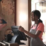 Kasir sedang memproses transaksi penjualan di toko ritel